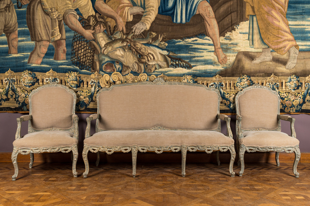 Een sofa en twee fauteuils in beschilderd hout met linnen bekleding, 18/19e eeuw