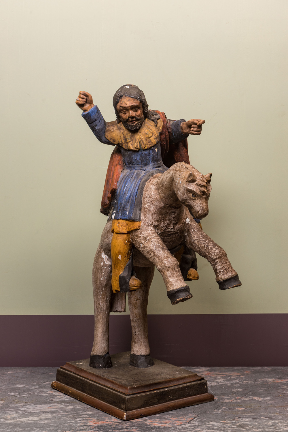 Importante sculpture de Saint George sur son cheval en bois polychrom&eacute;, probablement Allemagne, 17&egrave;me