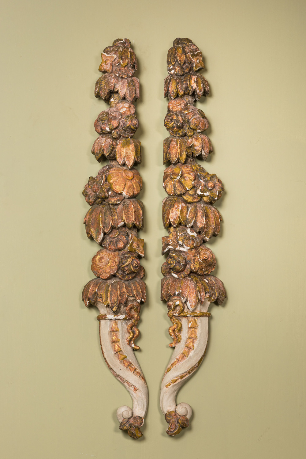 Une paire d'ornements en forme de cornes d'abondance en bois dor&eacute; et peint, probablement Italie, 18&egrave;me