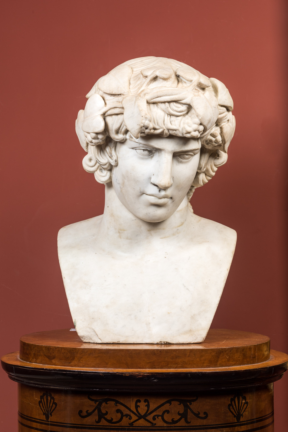 Important buste 'Grand Tour' d' Antino&uuml;s comme Dionysos en marbre sculpt&eacute;, Italie, 19&egrave;me