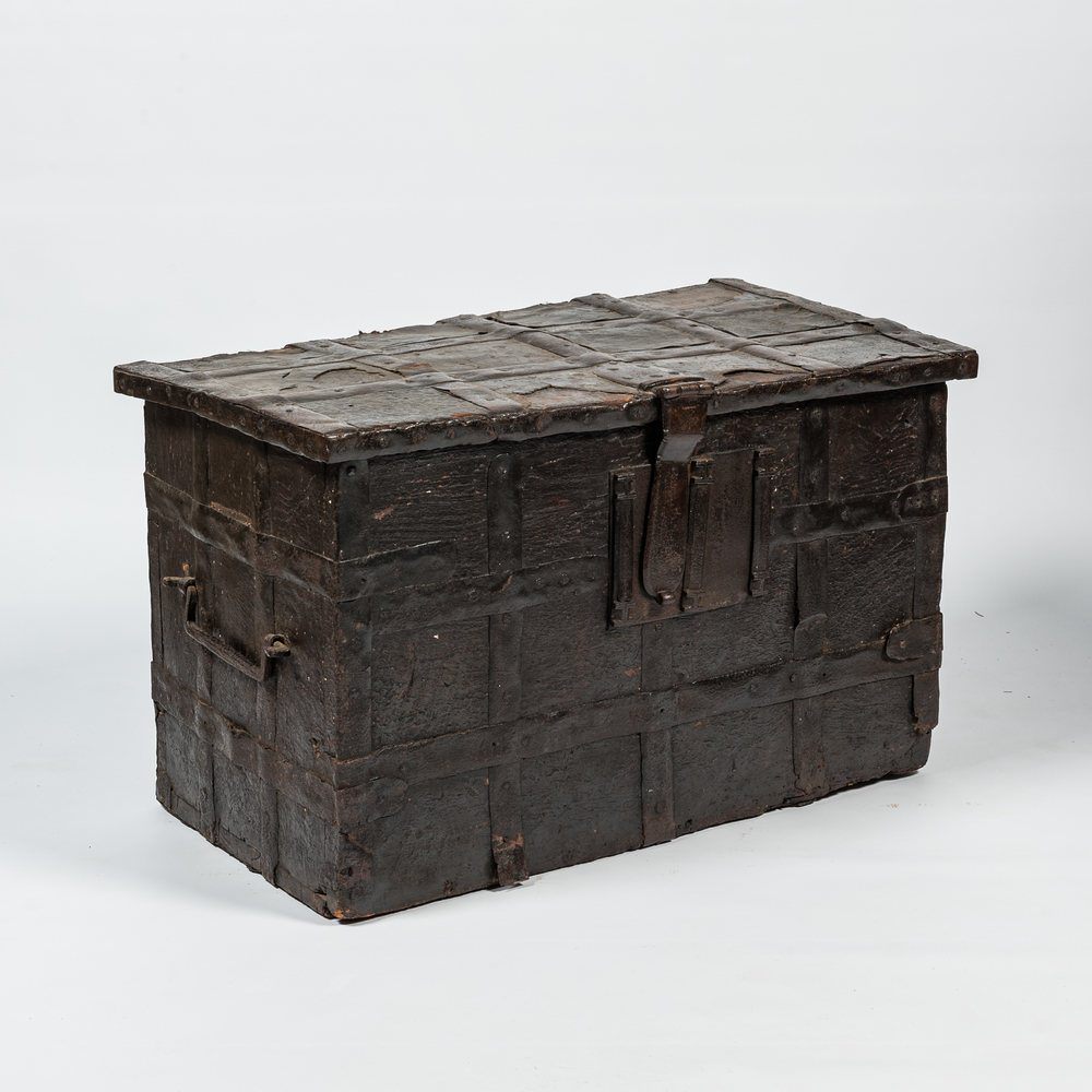 Een houten koffer met smeedijzeren beslag en lederen bekleding, 17e eeuw