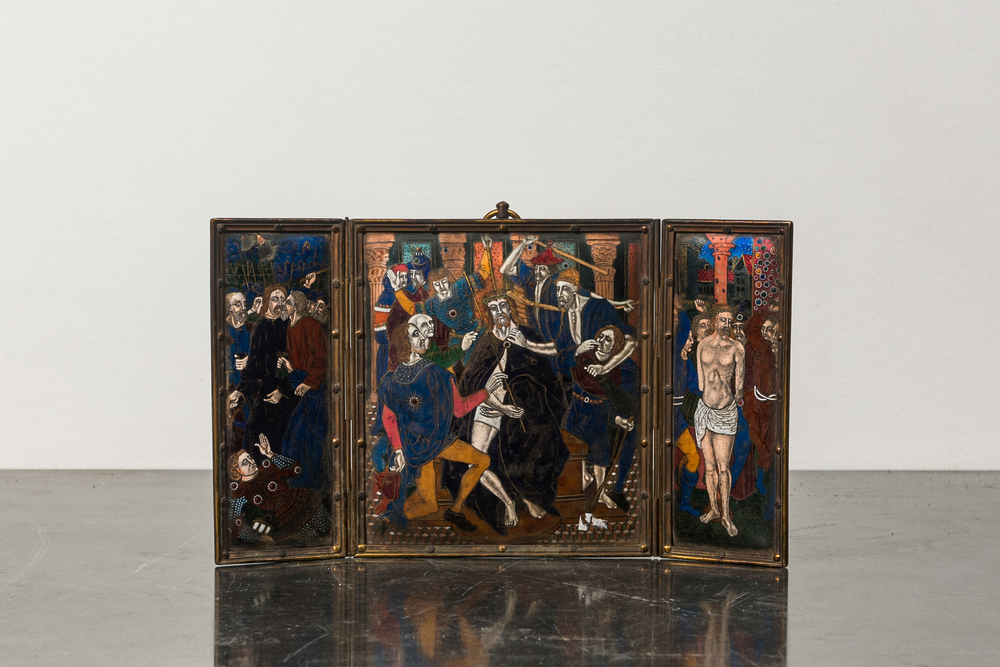 Triptyque en &eacute;maux polychromes dans le style de Limoges repr&eacute;sentant le Baiser de Judas, le Couronnement d&rsquo;&eacute;pines et la Flagellation, France, 19&egrave;me