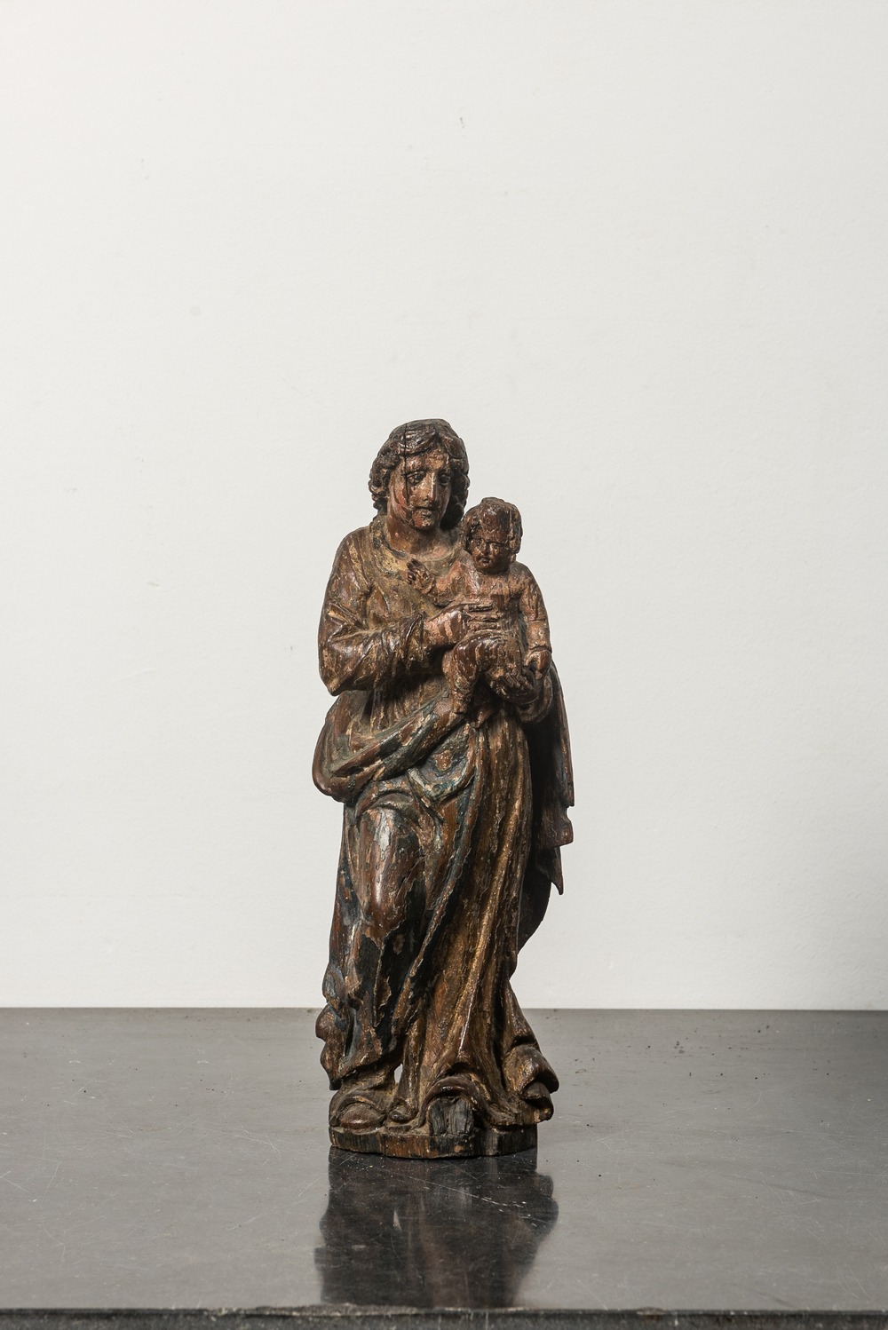 Vierge &agrave; l&rsquo;Enfant en ch&ecirc;ne sculpt&eacute; et polychrom&eacute;, Flandres, 17&egrave;me