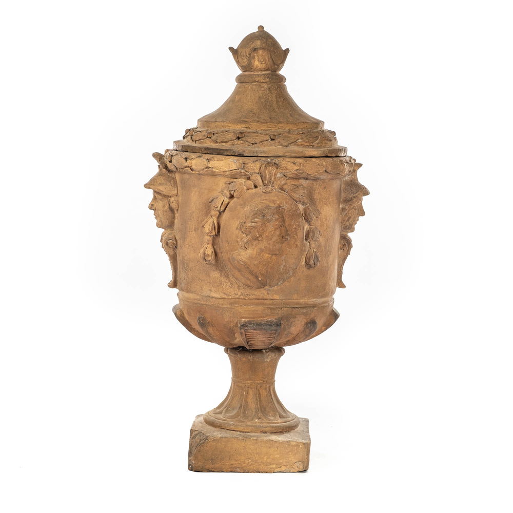 Een grote terracotta dekselvaas met Romeinse bustes en soldatenhoofden, Frankrijk of Itali&euml;, 18/19e eeuw