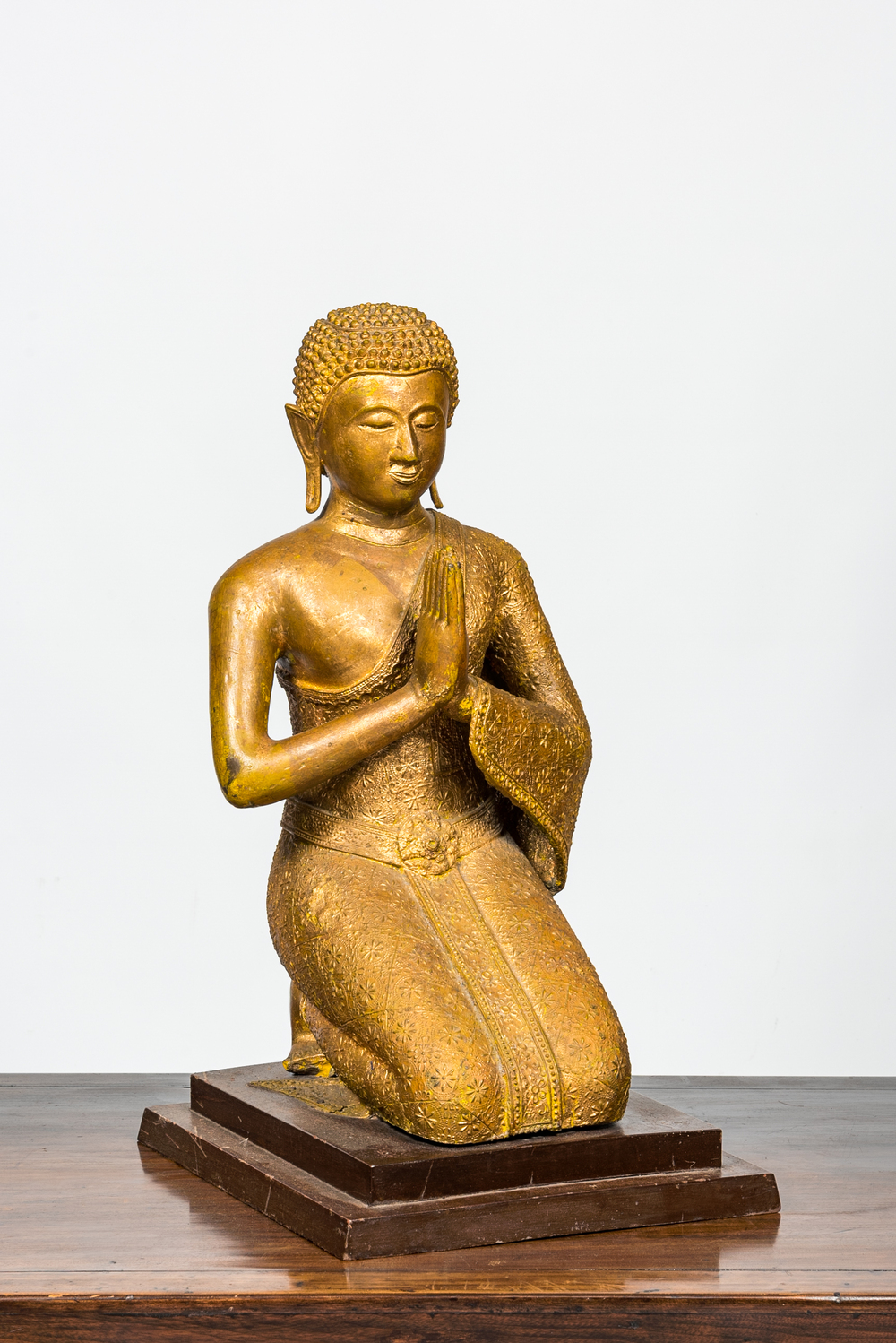 Bouddha &agrave; genou en bronze laqu&eacute; et dor&eacute;, Tha&iuml;lande, 1&egrave;re moiti&eacute; du 20&egrave;me