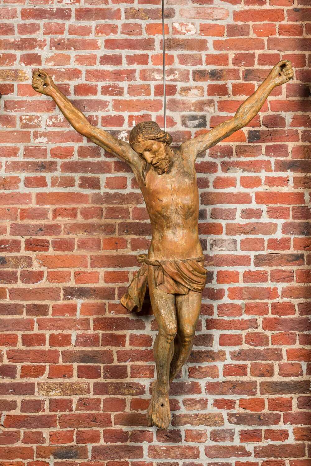 Grand Christ en bois sculpt&eacute; avec traces de polychromie, fin du 16&egrave;me