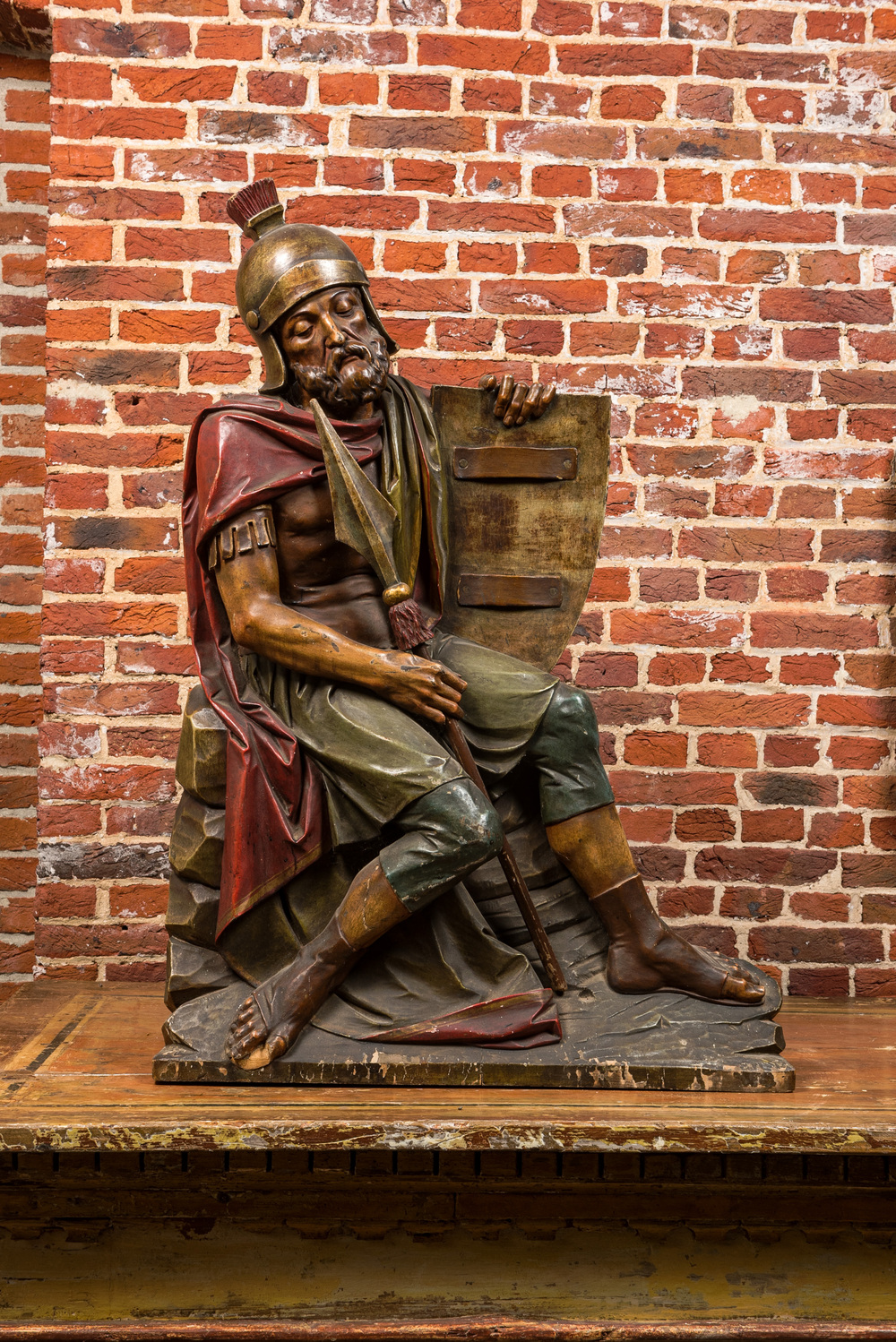 Een grote polychrome houten sculptuur van een Romeinse soldaat, 19e eeuw