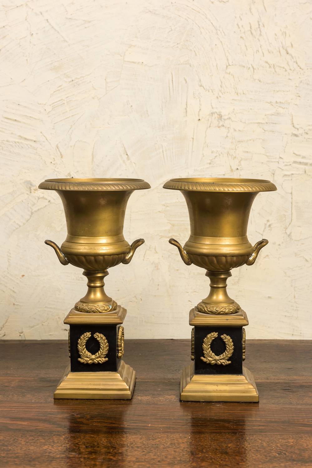 Une paire de vases de type Medici en bronze dor&eacute; et patin&eacute;, France, 19/20&egrave;me