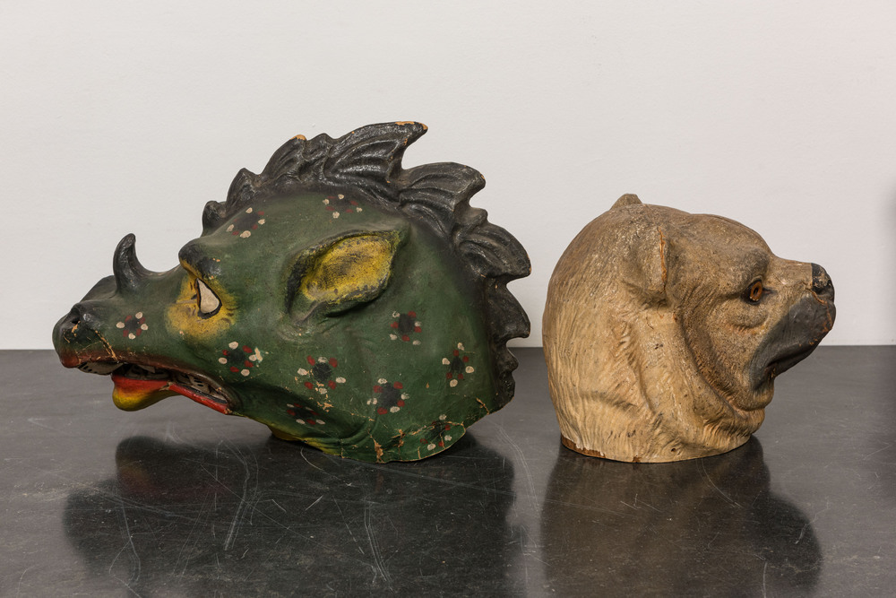 Deux masques de carnaval en papier-m&acirc;ch&eacute; en forme de t&ecirc;tes d'un dragon et d'un ours, Alost, 1&egrave;re moiti&eacute; du 20&egrave;me