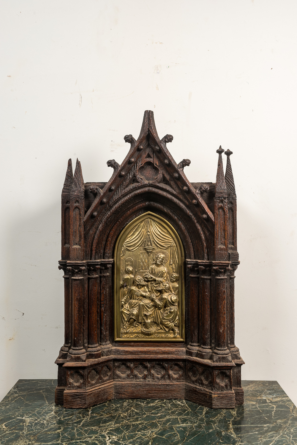 Tabernacle en ch&ecirc;ne sculpt&eacute; &agrave; plaque en bronze dor&eacute;, France, dat&eacute; 1872 et d&eacute;dicac&eacute;