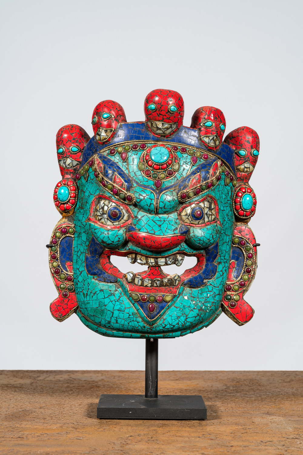 Een 'Mahakala' masker in gelakt hout bezet met diverse gesteenten, Tibet, 19/20e eeuw