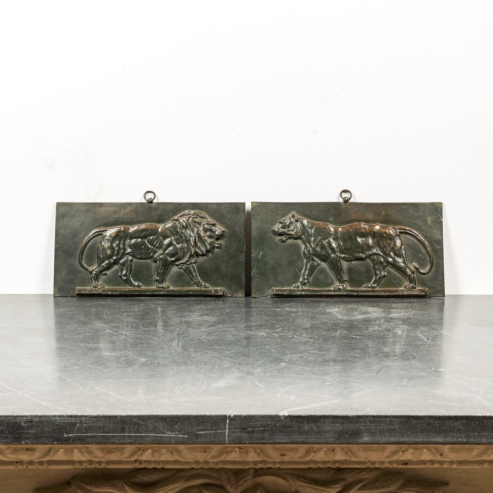 Jules Bennes (Franse school, 19e eeuw), naar Antoine-Louis Barye: Twee groen gepatineerde bronzen reli&euml;fs met leeuwen