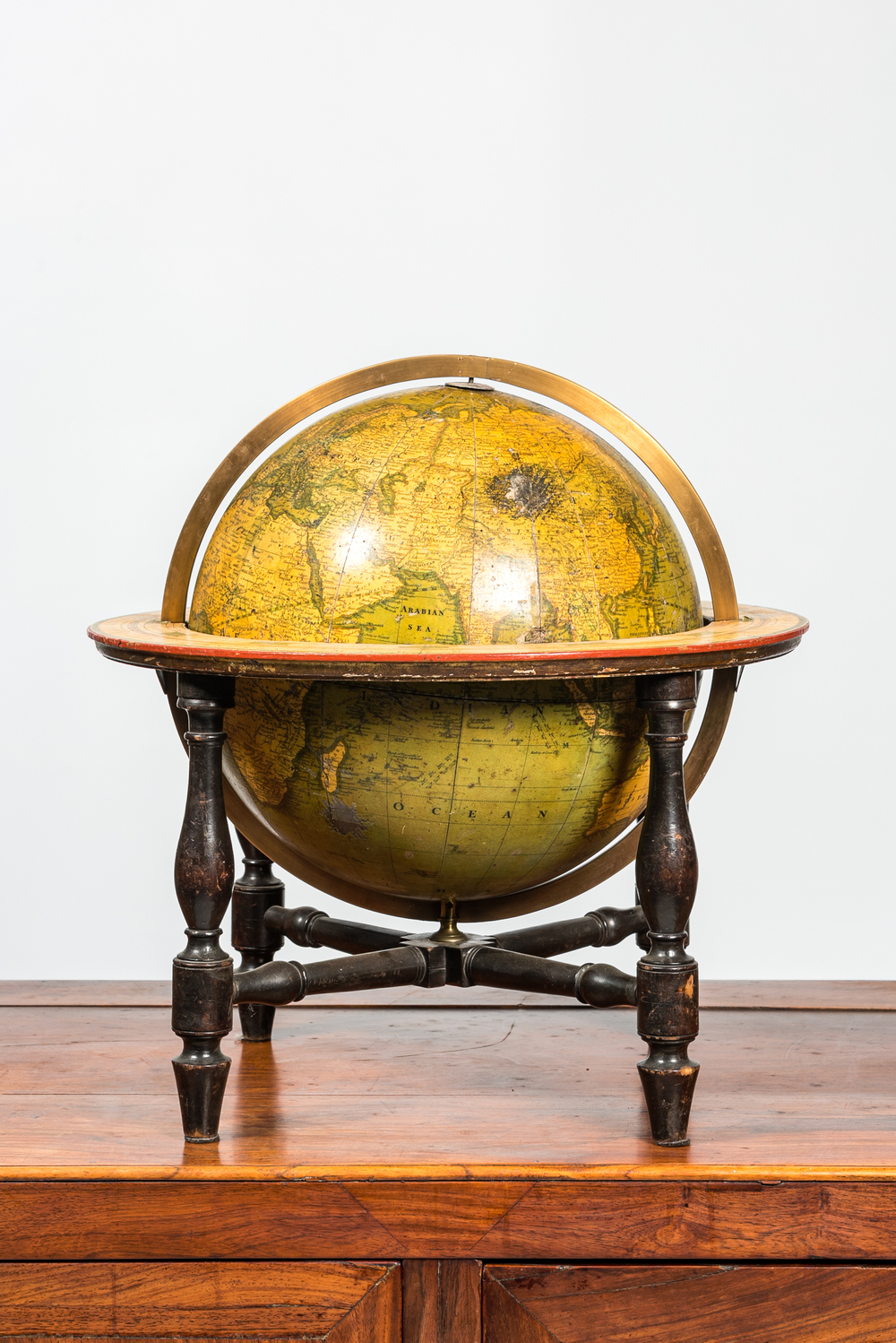 Een Engelse globe met koperen meridiaan in houten frame gevat, G.F. Cruchley, Londen, 19e eeuw