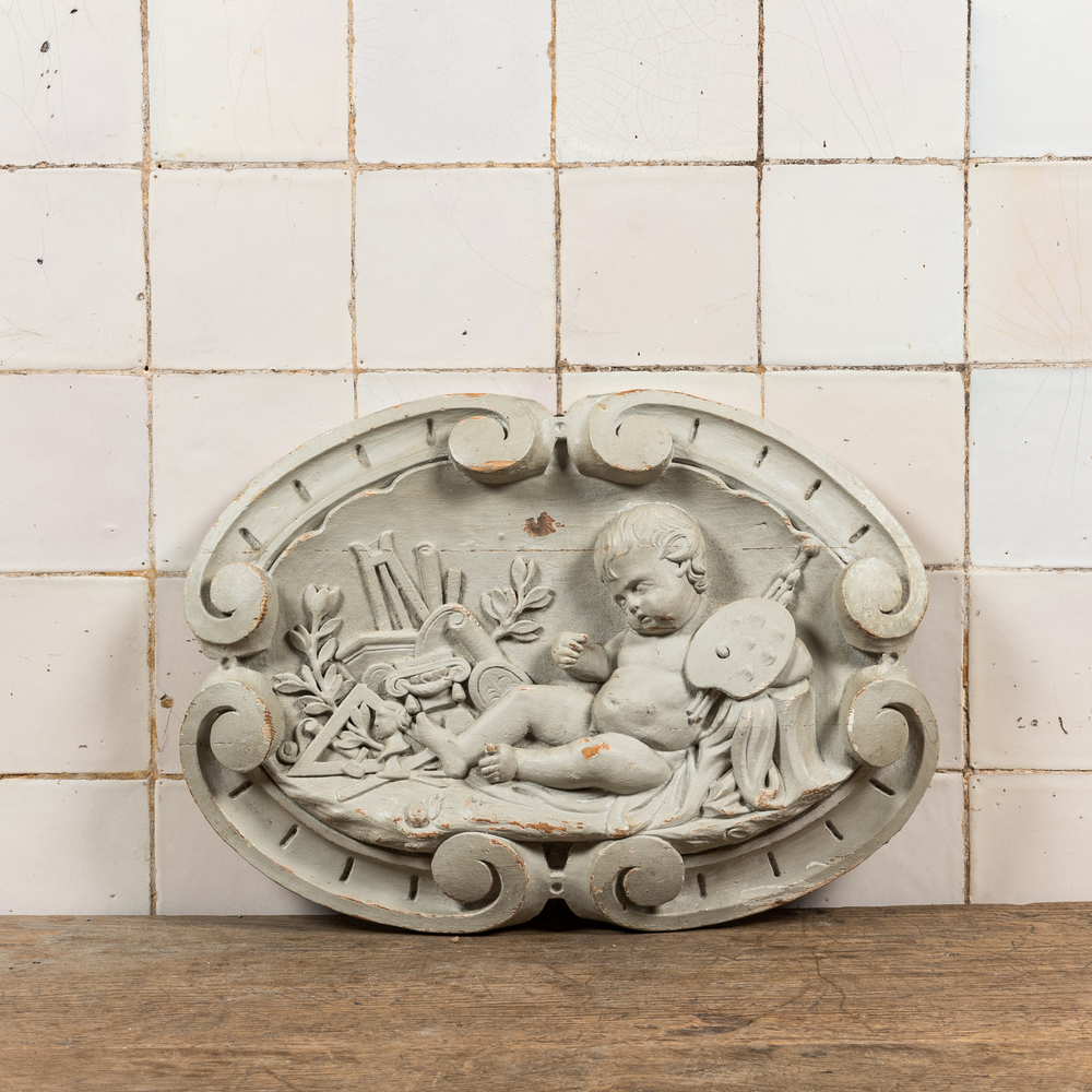 Relief de forme ovale figurant un putto tenant une palette de peintre, 18&egrave;me