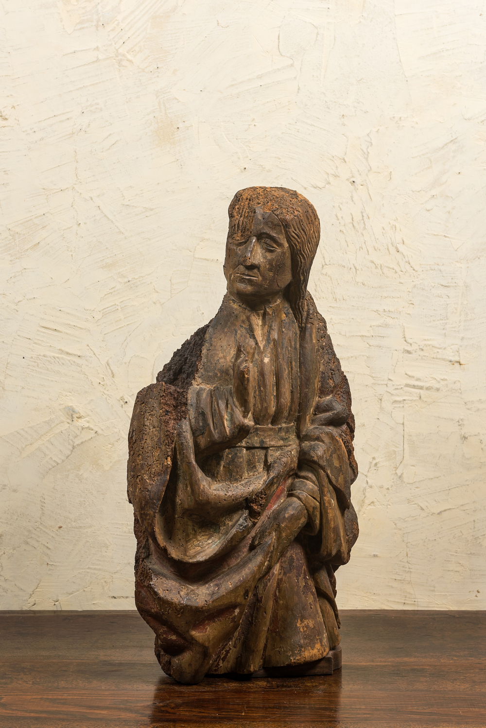 Vierge de l&rsquo;Annonciation en noyer sculpt&eacute; avec restes de polychromie, Pays-Bas m&eacute;ridionaux, d&eacute;but du 16&egrave;me