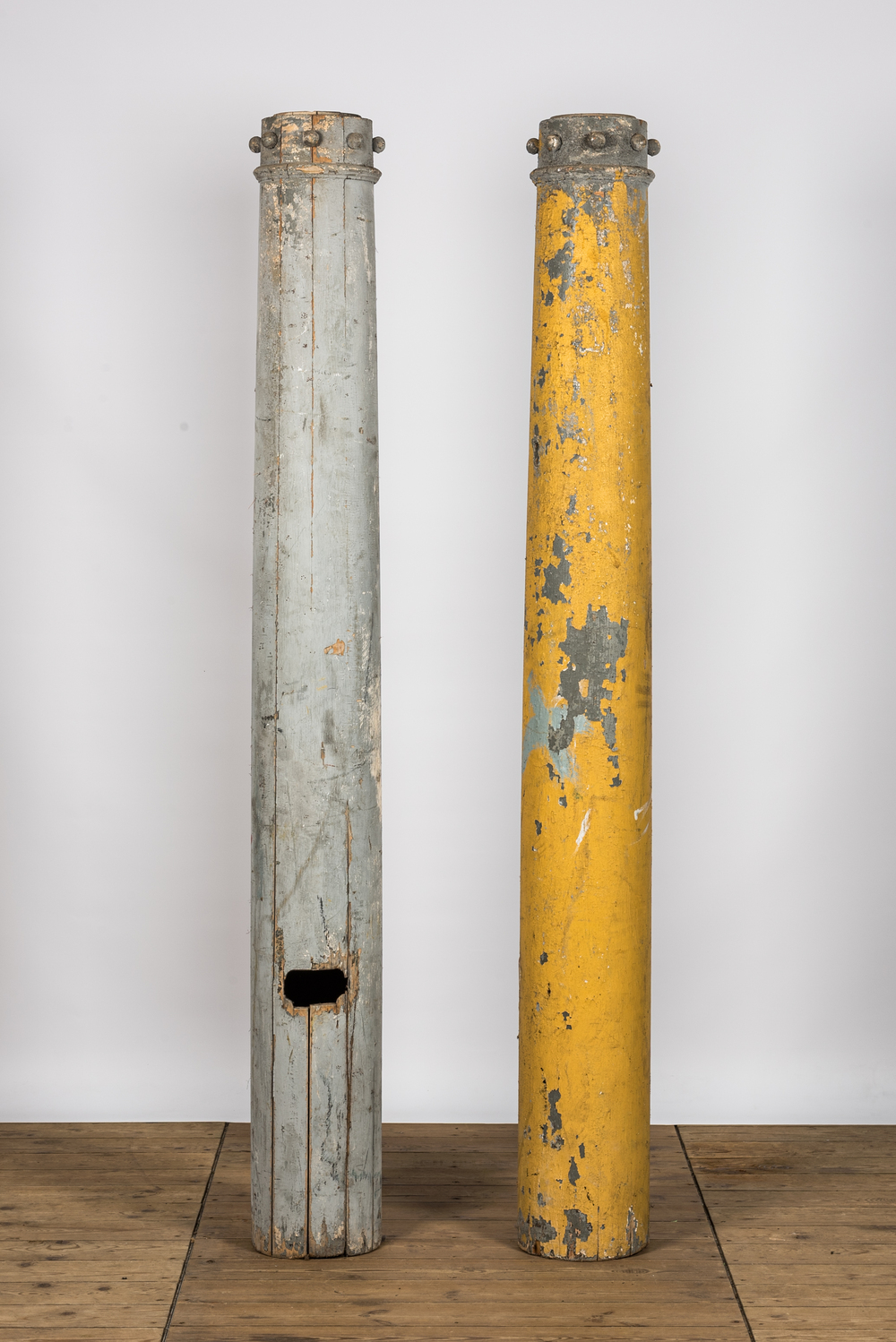 Twee industri&euml;le houten zuilen in geel en grijs beschilderd, 19/20e eeuw