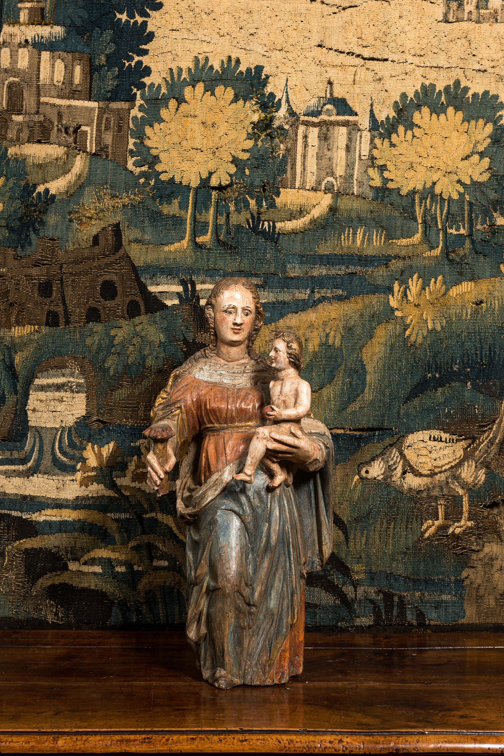 Een polychrome houten Madonna met Kind, 17e eeuw