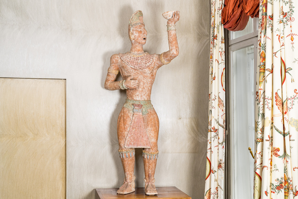 Een levensgrote gepolychromeerde terracotta figuur in Maya-stijl, 20e eeuw