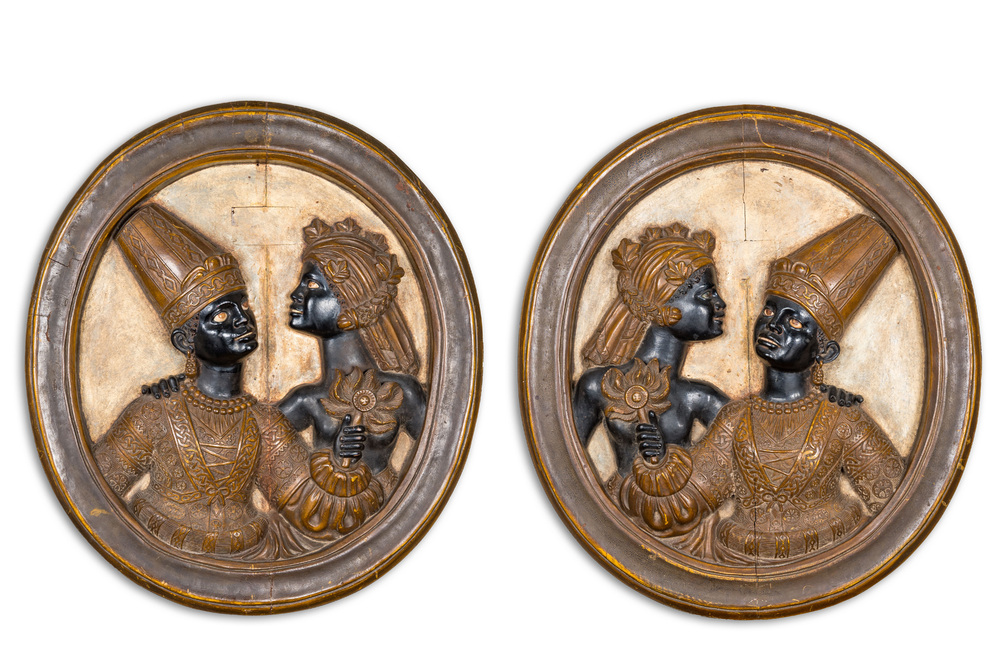 Een paar Italiaanse ovale houten reli&euml;fmedaillons met een Moors koppel, wellicht Veneti&euml;, 19e eeuw