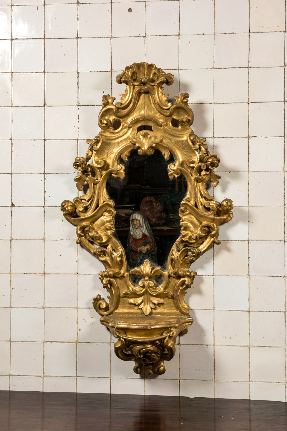 Grand miroir console en bois sculpt&eacute; et dor&eacute;, France, 18&egrave;me