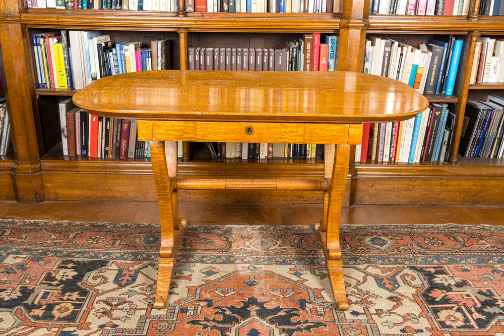 A German Biedermeier veneered table with a drawer, 19th C