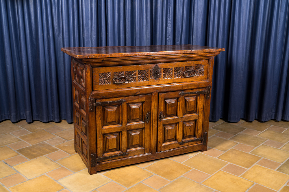 Commode en bois sculpt&eacute; &agrave; deux portes et un tiroir, Espagne, 17&egrave;me