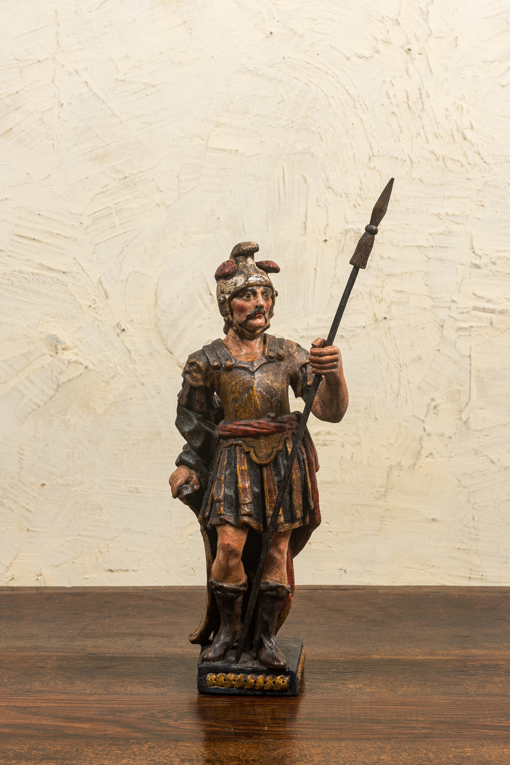 Soldat romain en bois sculpt&eacute; et polychrom&eacute;, 17/18&egrave;me