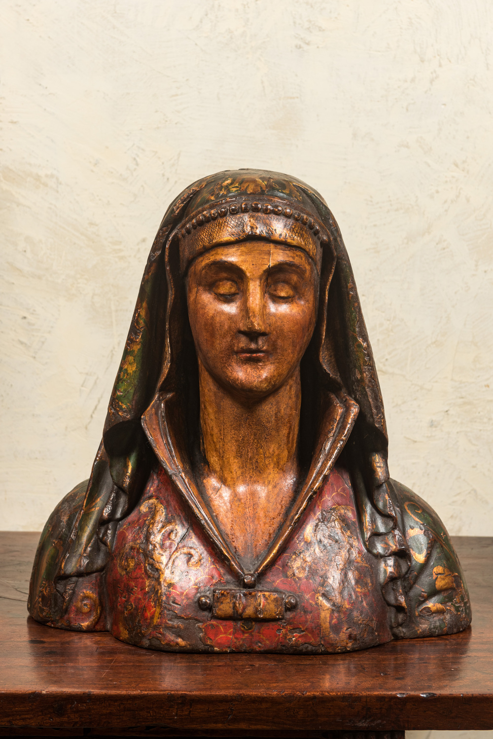 Buste de femme de style n&eacute;o-gothique en bois &agrave; d&eacute;cor polychrome, France, 19&egrave;me