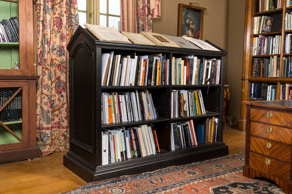 An ebonised wooden bookcase, 20th C.