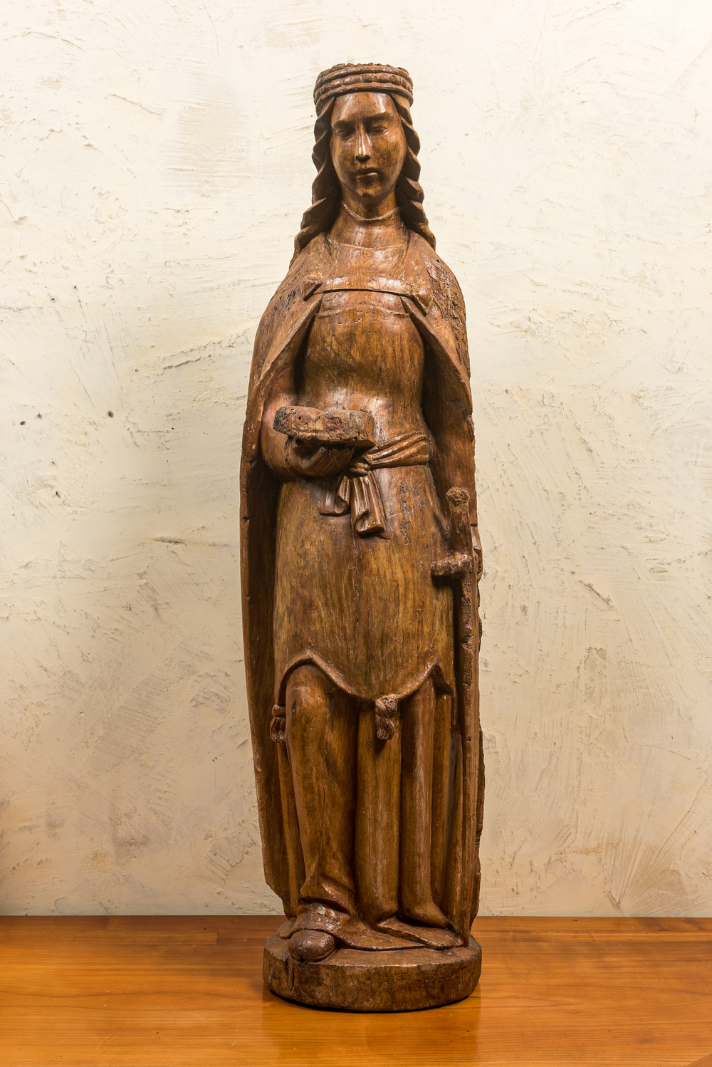 Grande Sainte Catherine d&rsquo;Alexandrie en ch&ecirc;ne sculpt&eacute;, d&eacute;but du 16&egrave;me