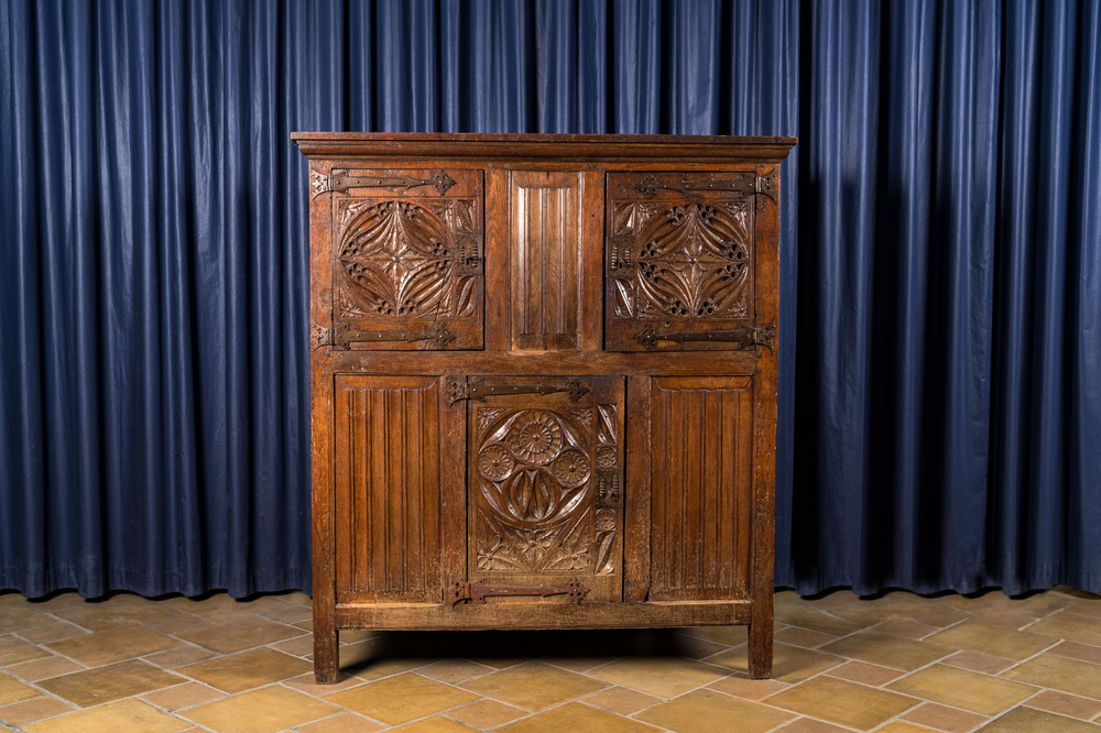 Armoire basse en ch&ecirc;ne &agrave; trois portes &agrave; d&eacute;cor sculpt&eacute;, Flandres, 16&egrave;me