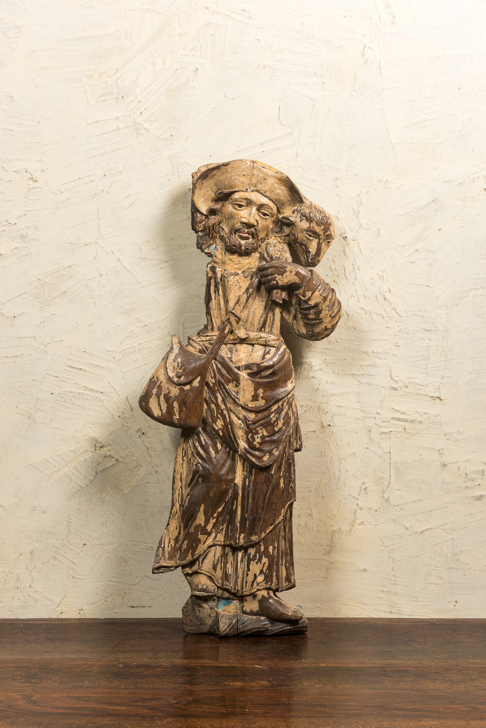 J&eacute;sus Bon Pasteur en ch&ecirc;ne sculpt&eacute; en applique avec restes de polychromie, fin du 16&egrave;me