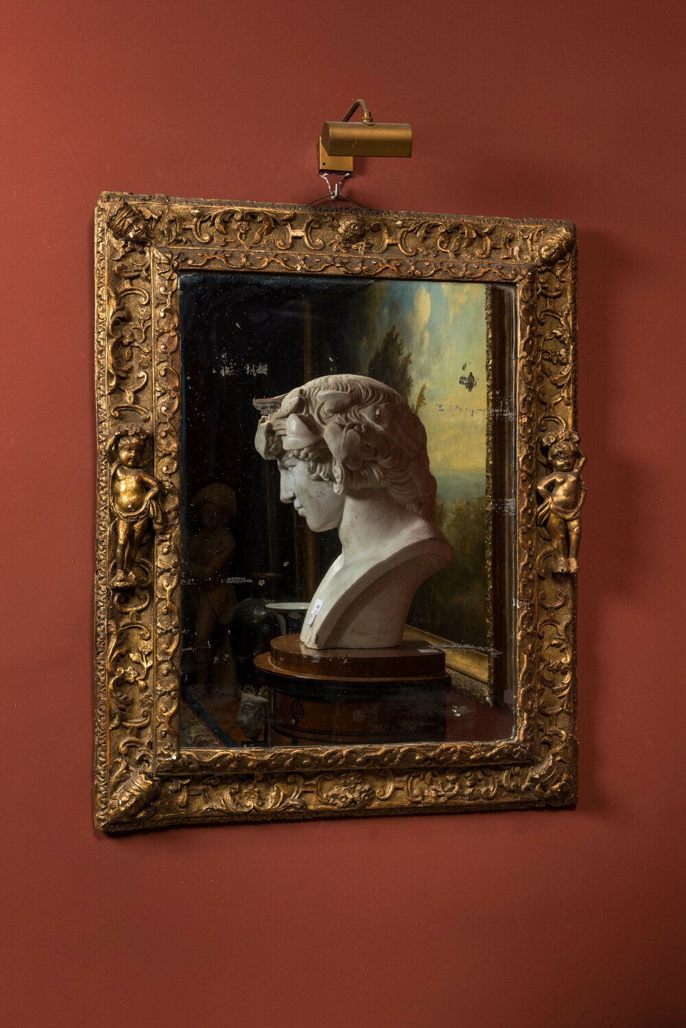 Miroir de style baroque en bois dor&eacute; &agrave; d&eacute;cor de putti, 18&egrave;me