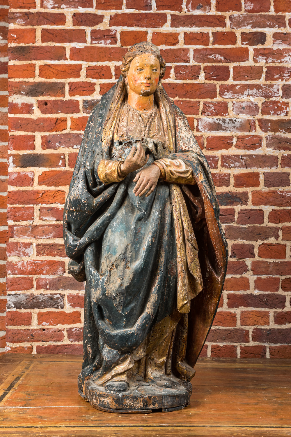 Een grote polychrome houten sculptuur van een vrouwelijke heilige, ca. 1600