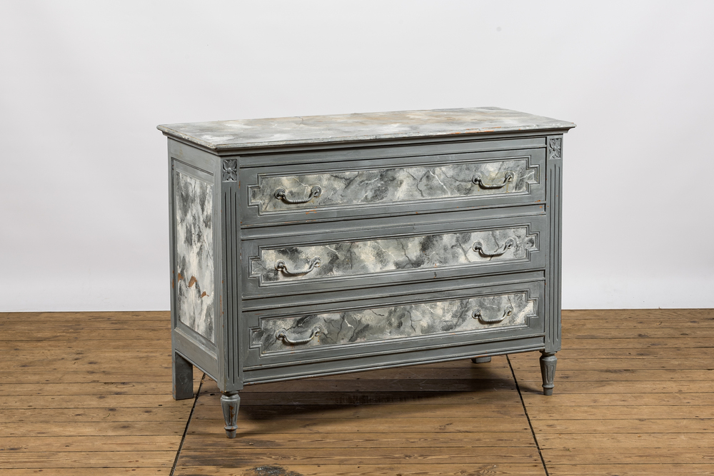 A painted wooden faux marbre chest of drawers, 20th C.