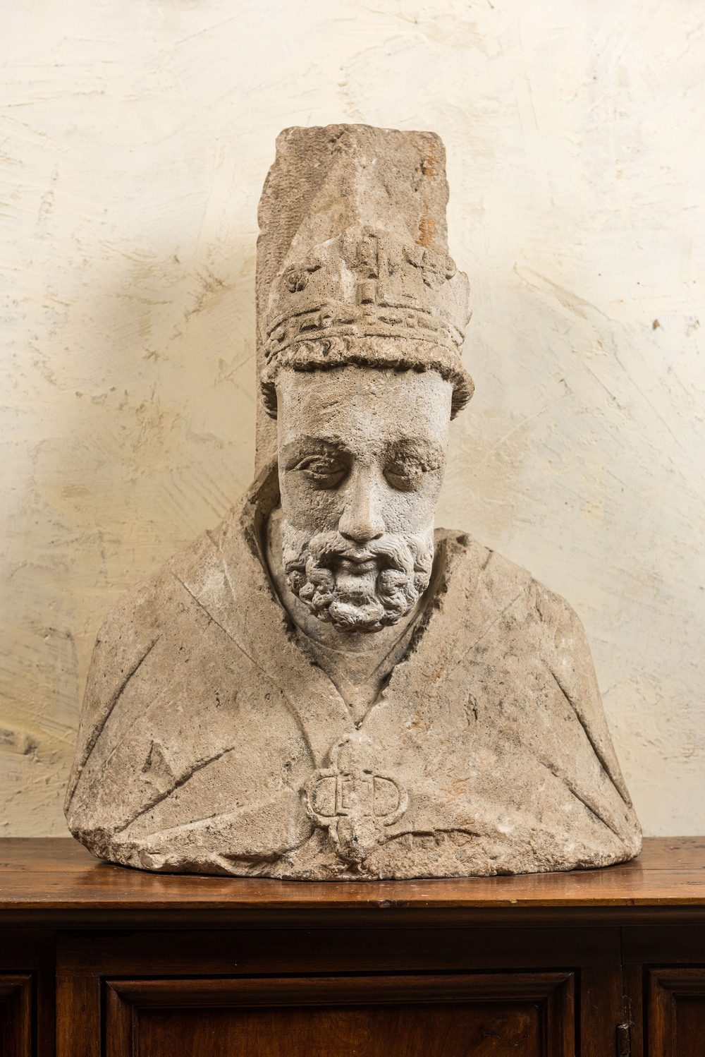 Een Franse kalkstenen buste van een bisschop, 14/15e eeuw