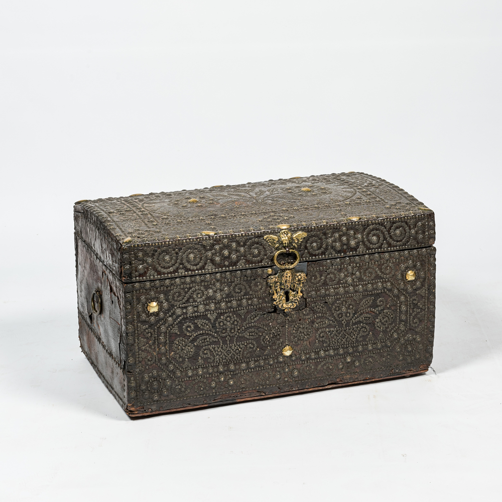 Een houten koffer met lederen bekleding en messing beslag, 17e eeuw