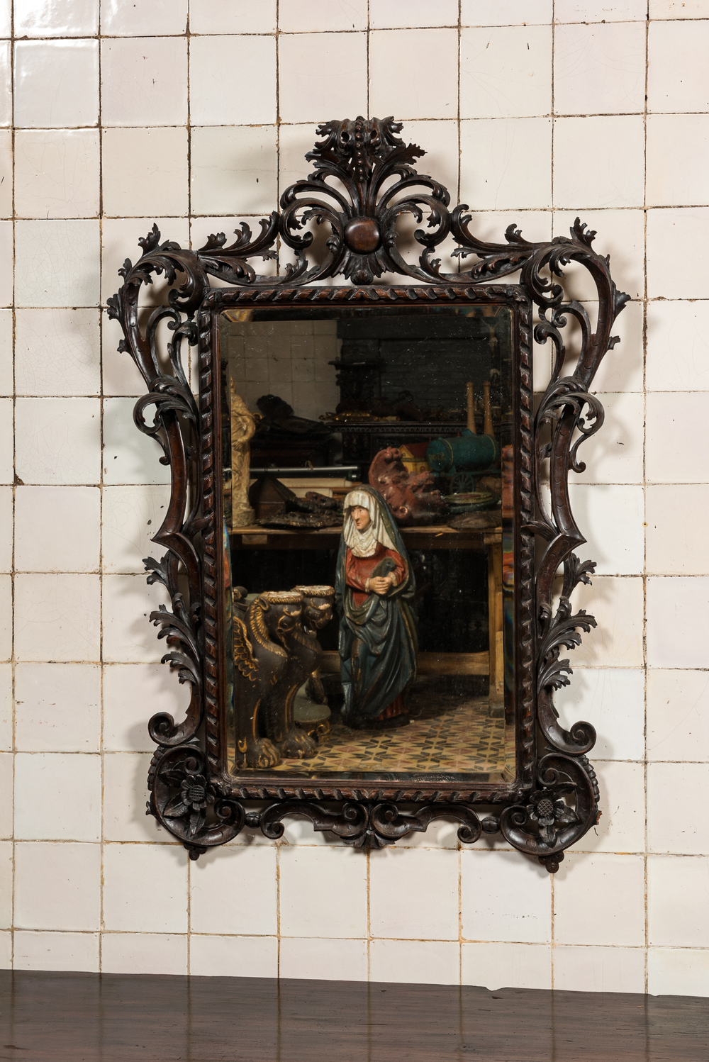 Miroir de style rococo en bois sculpt&eacute; et &eacute;bonis&eacute;, probablement Italie, 18/19&egrave;me