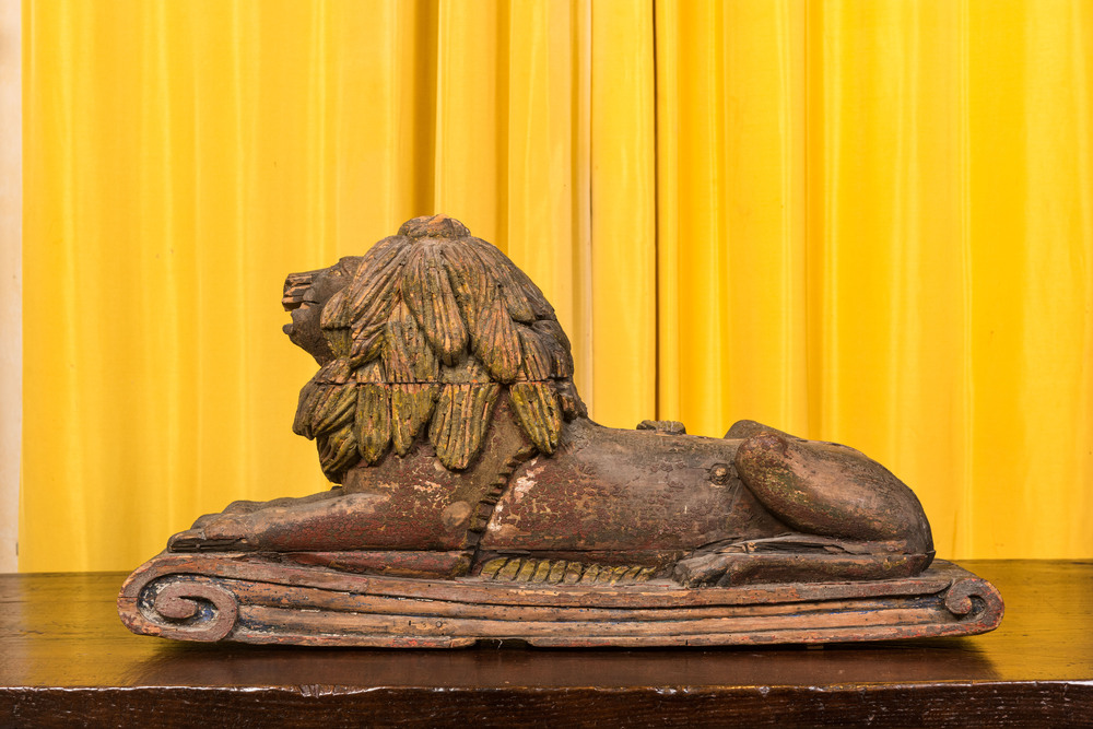 Un mod&egrave;le d'un lion couch&eacute; en bois polychrom&eacute;, 19&egrave;me