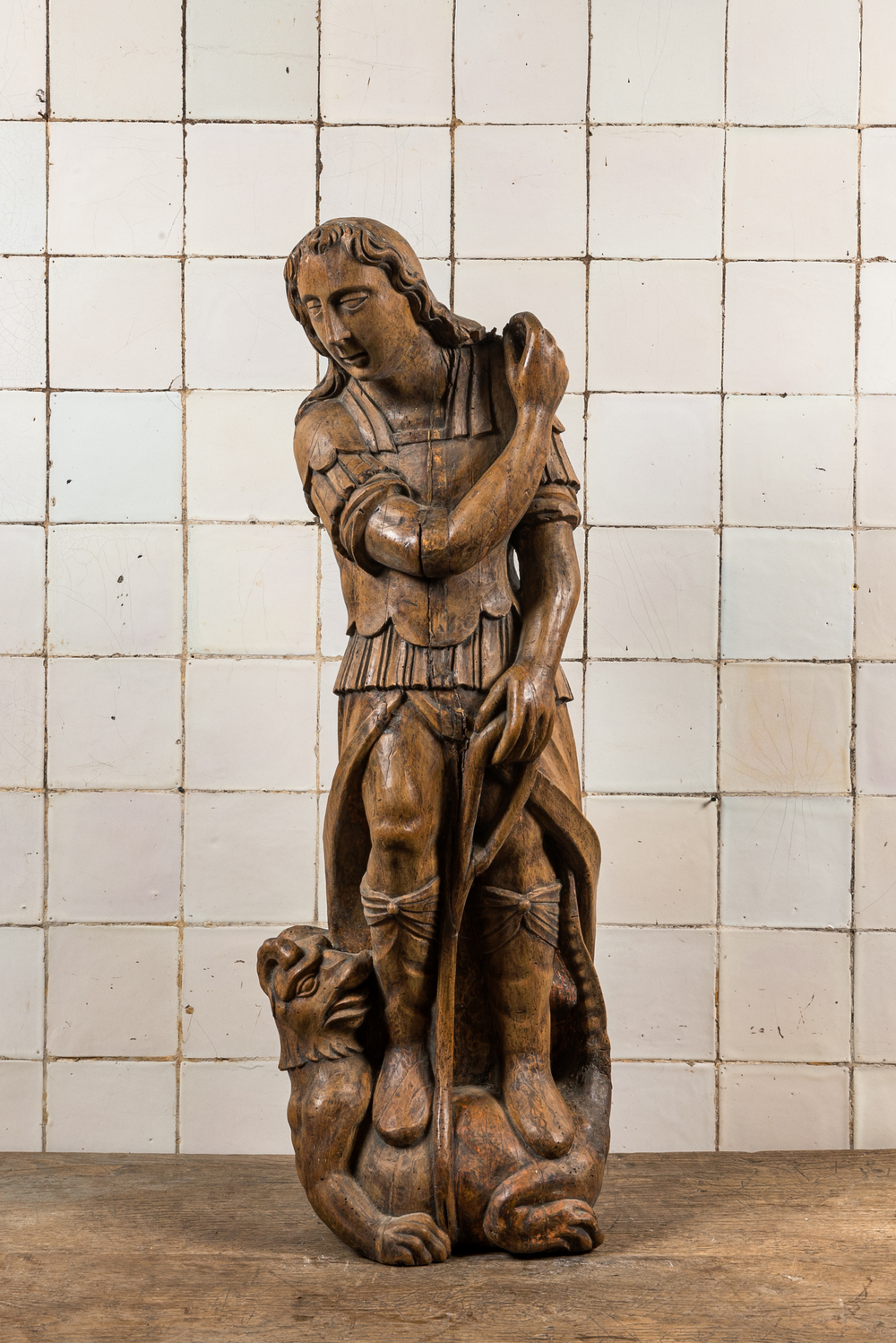Een notelaren sculptuur van Sint-Michael die de duivel verslaat, wellicht Duitsland, 17e eeuw