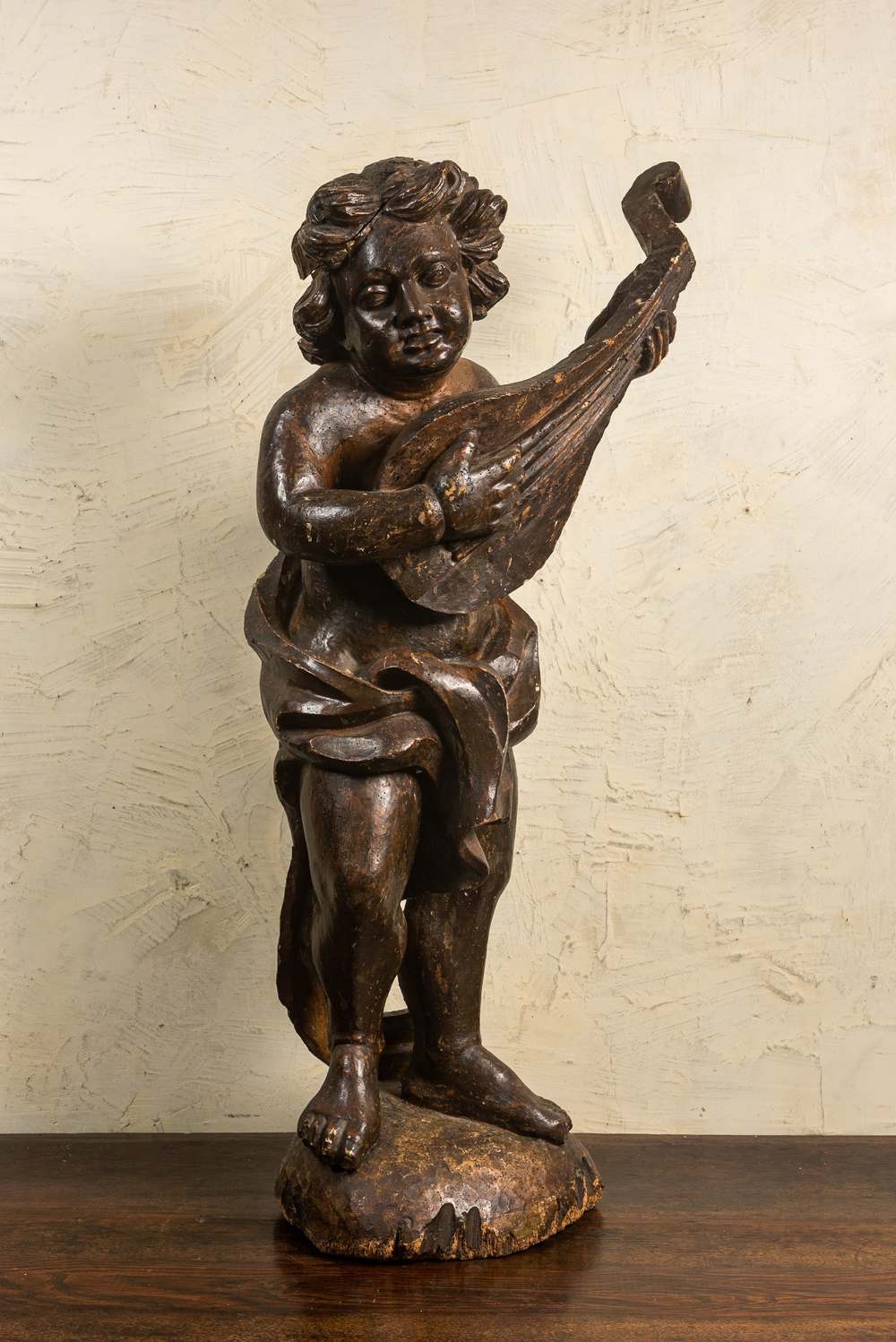 Grand putto jouant du luth en bois sculpt&eacute; et patin&eacute;, 18&egrave;me
