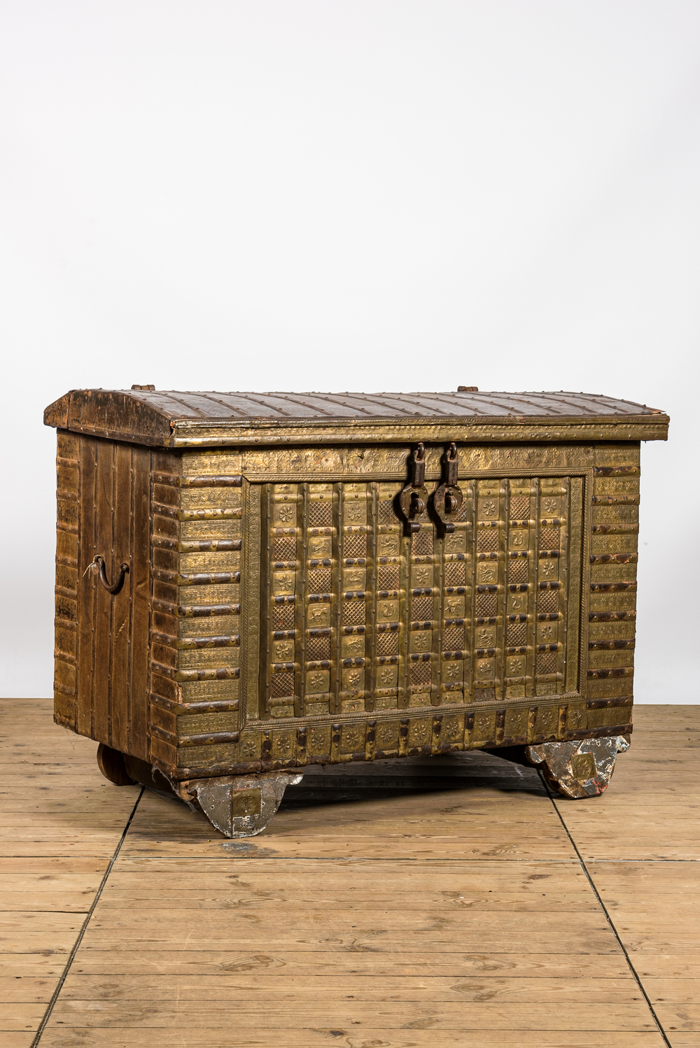 Een met gestanst koper beklede houten bruidskoffer, India, 19/20e eeuw