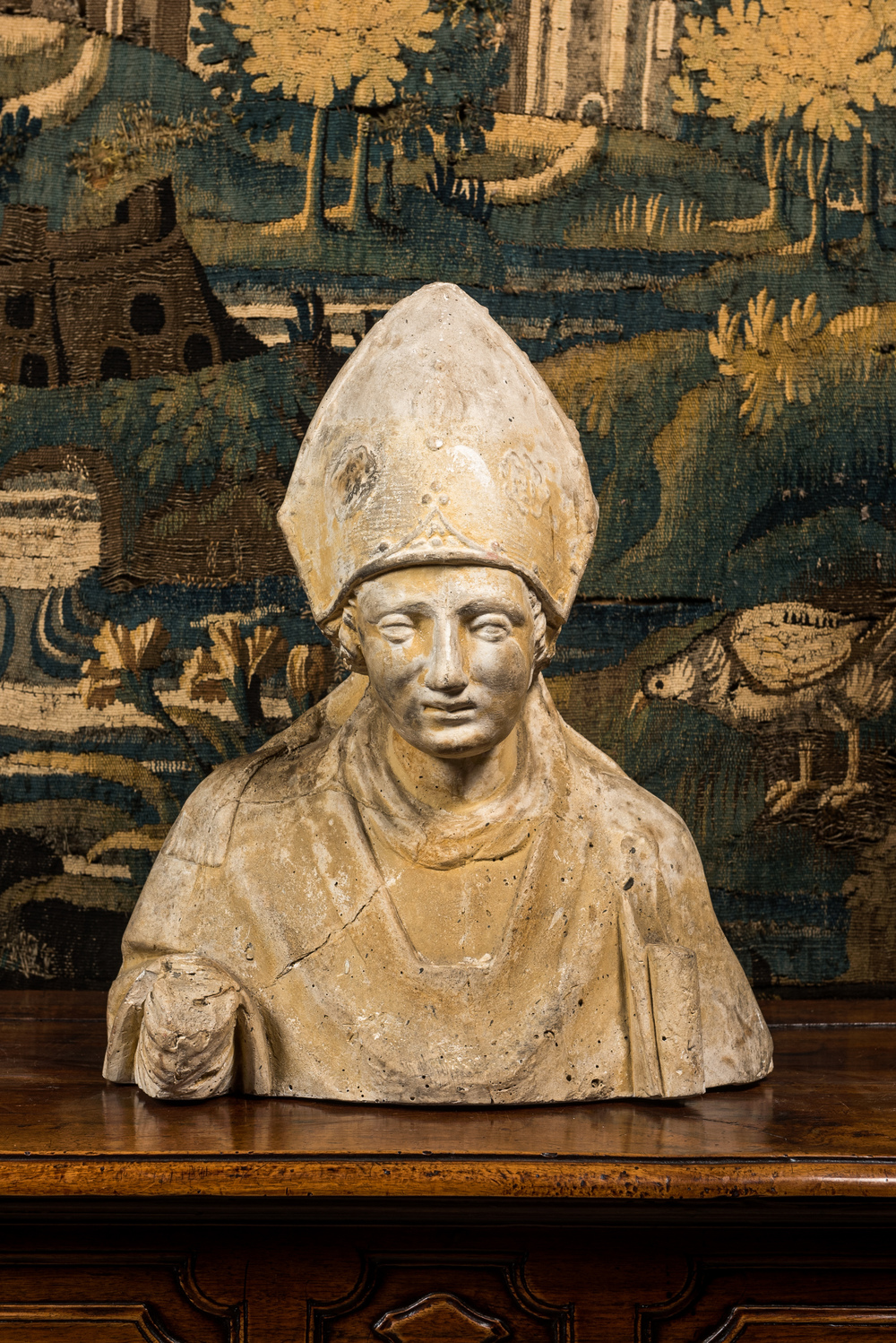 Een gepatineerd plaasteren buste van een bisschop, 19e eeuw
