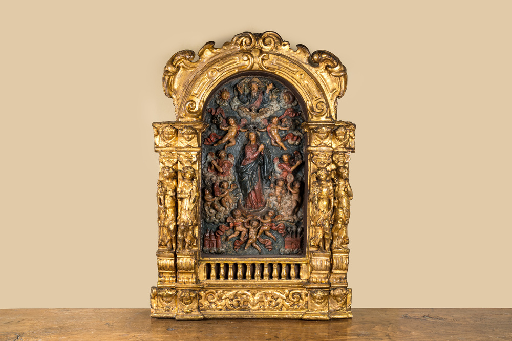 Huisaltaar in polychroom en verguld hout met de Kroning van Maria omgeven door cherubijnen, Itali&euml; of Spanje, 17e eeuw