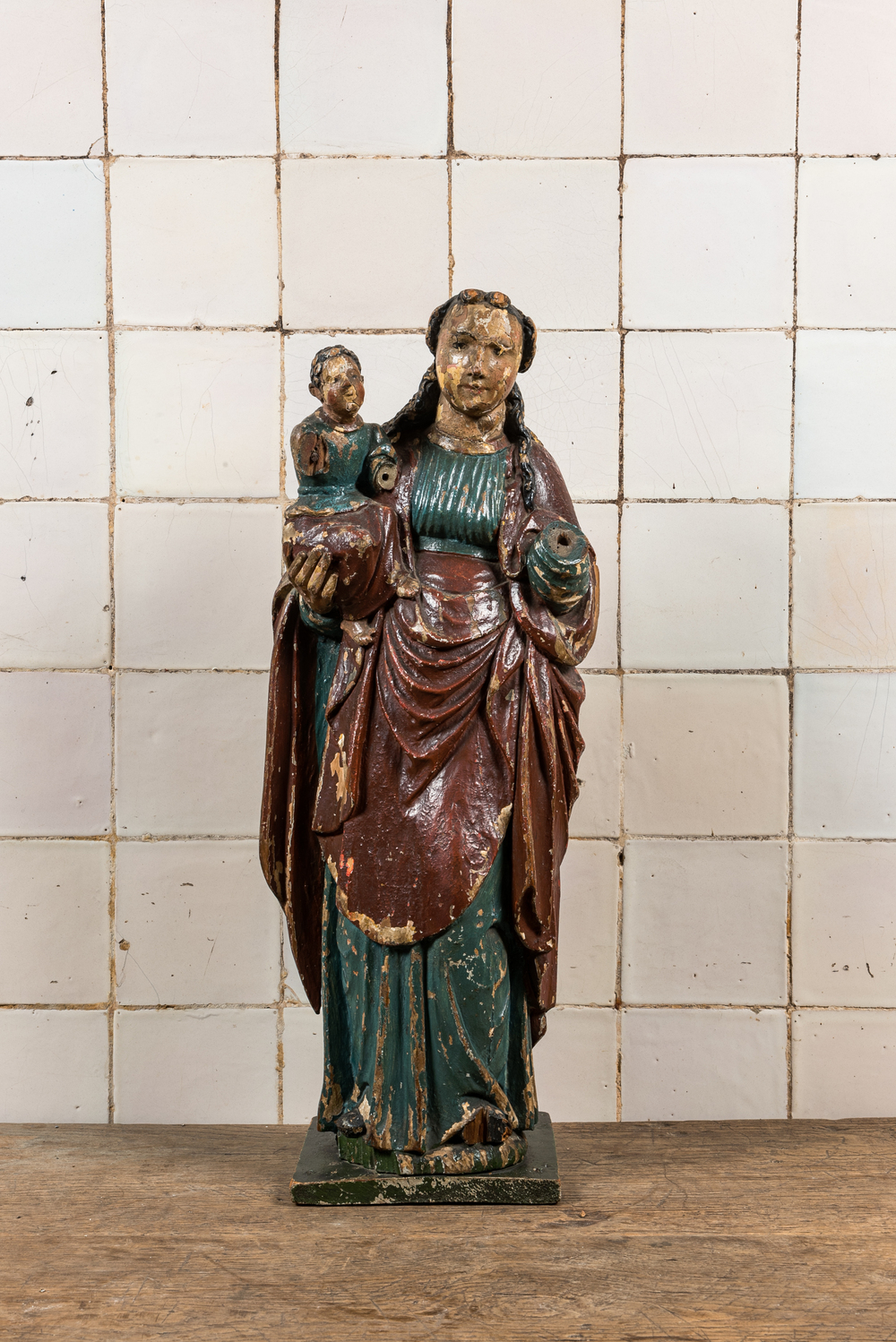 Vierge &agrave; l&rsquo;Enfant en ch&ecirc;ne sculpt&eacute; et polychrom&eacute;, 17/18&egrave;me