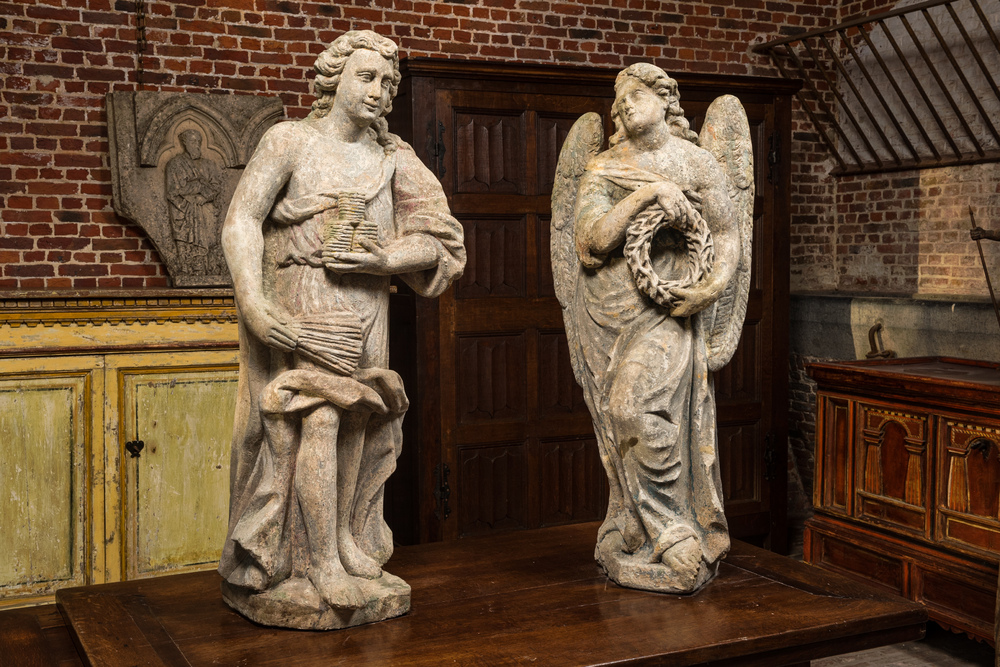 Twee grote stenen beelden van een engel met doornenkroon en Judas met de munten, 18e eeuw