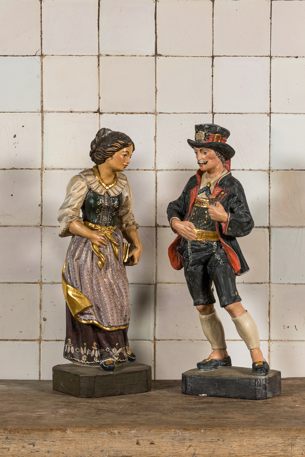 Een paar polychrome houten sculpturen van een man en een vrouw, Duitsland, 19e eeuw