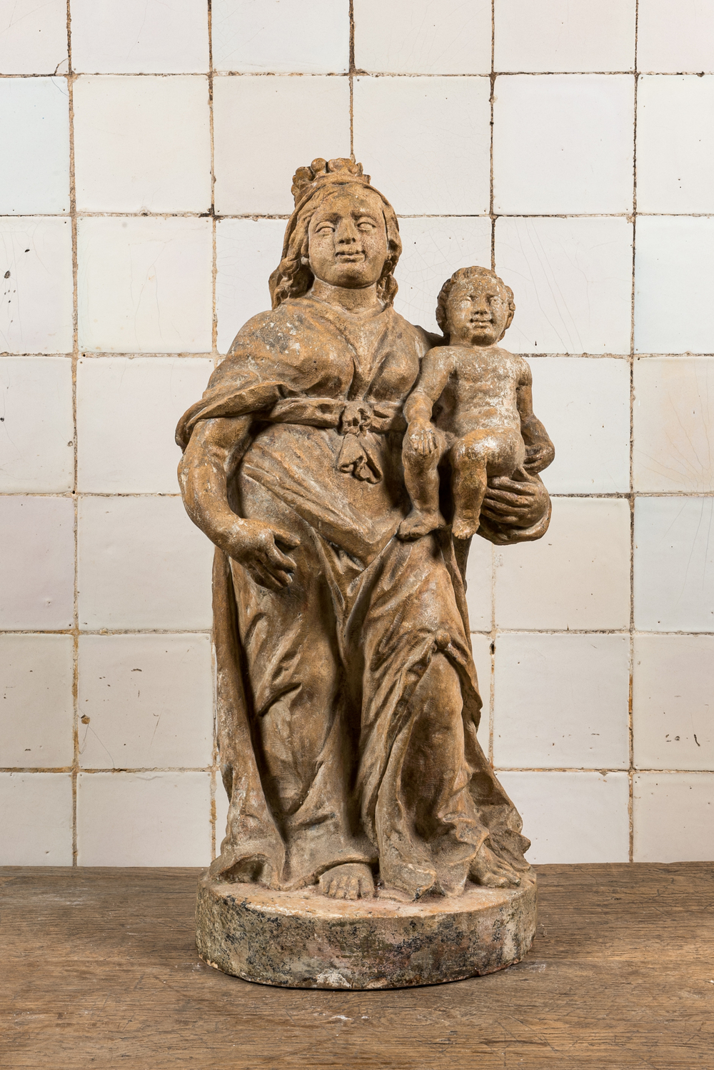 Een Vlaamse stenen sculptuur van een Madonna met Kind, 17e eeuw
