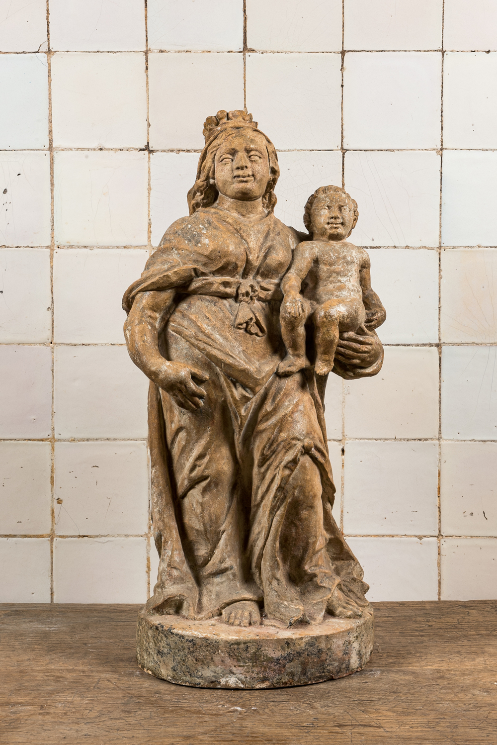 Vierge &agrave; l&rsquo;Enfant en pierre calcaire sculpt&eacute;e, Flandres, 17&egrave;me