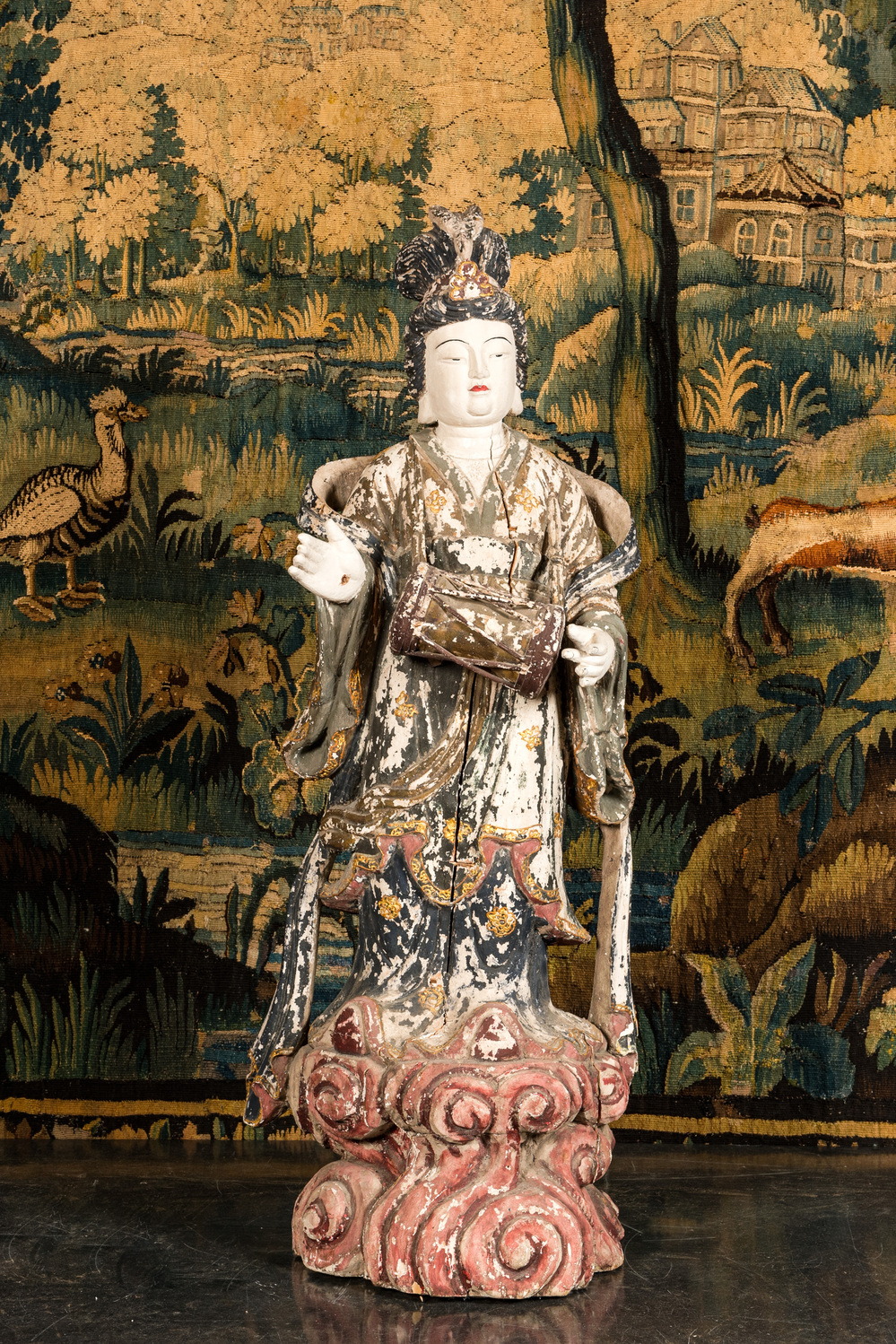 Een grote Chinese polychrome houten sculptuur van Guanyin, 20e eeuw